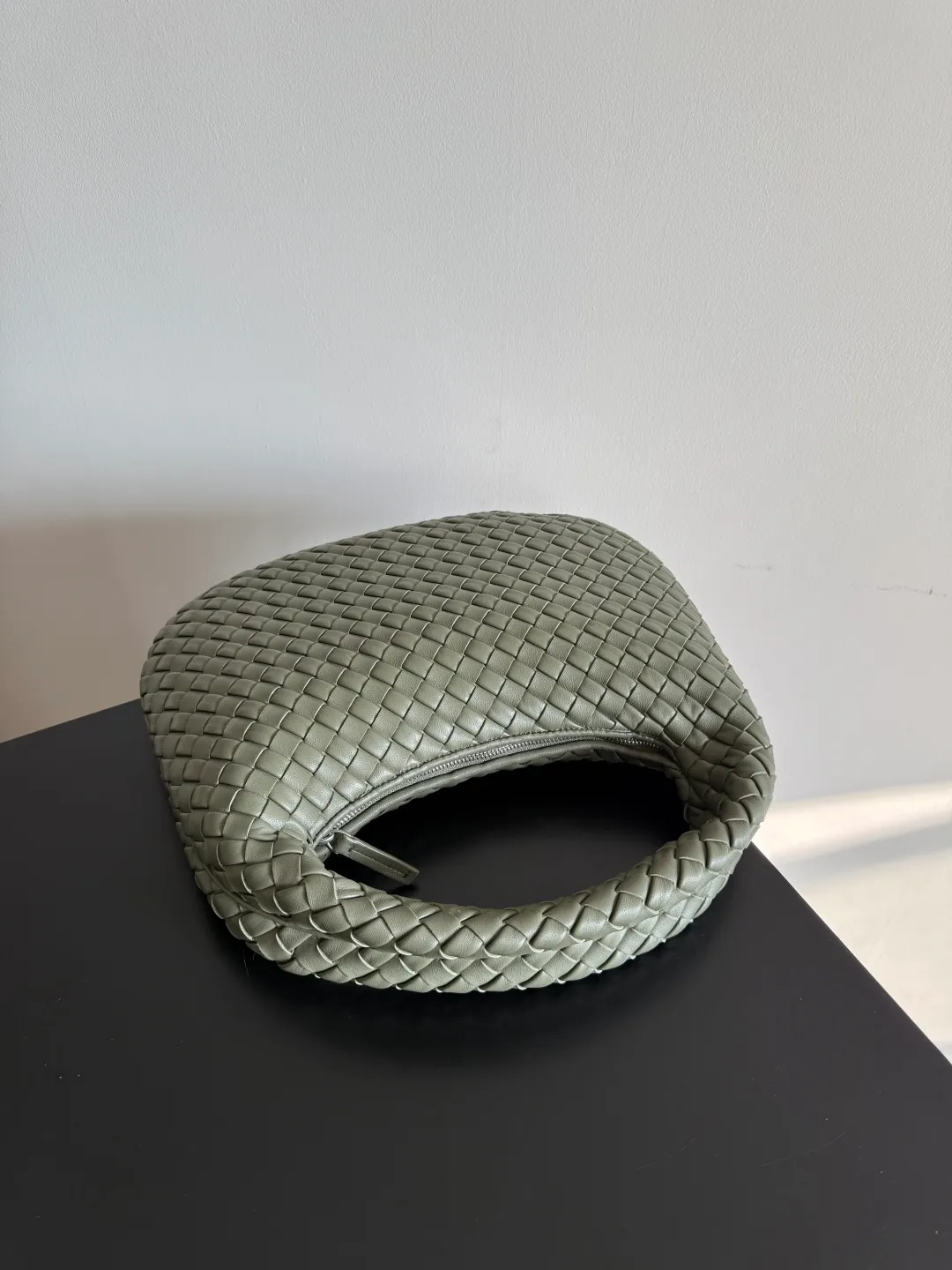 Batch 1720 BV Bottega Veneta's new early spring women's shoulder bag. The soft and delicate Hobo bag in small size is shipped! Many friends are waiting for this bag. It has a round shape and a large capacity. It can hold a 50-fold umbrella inside. Babies with a lot of daily items do not need to worry about the capacity of this bag. It is a practical bag for traveling and commuting. Although it is fluffy, it is soft and comfortable when carried on one shoulder. It has a modern and retro feel. Model No.: 856736 Size: 35*21*5cm